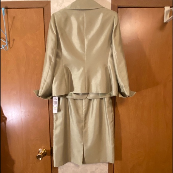 New With Tags Women’s Business suit - Picture 3 of 4